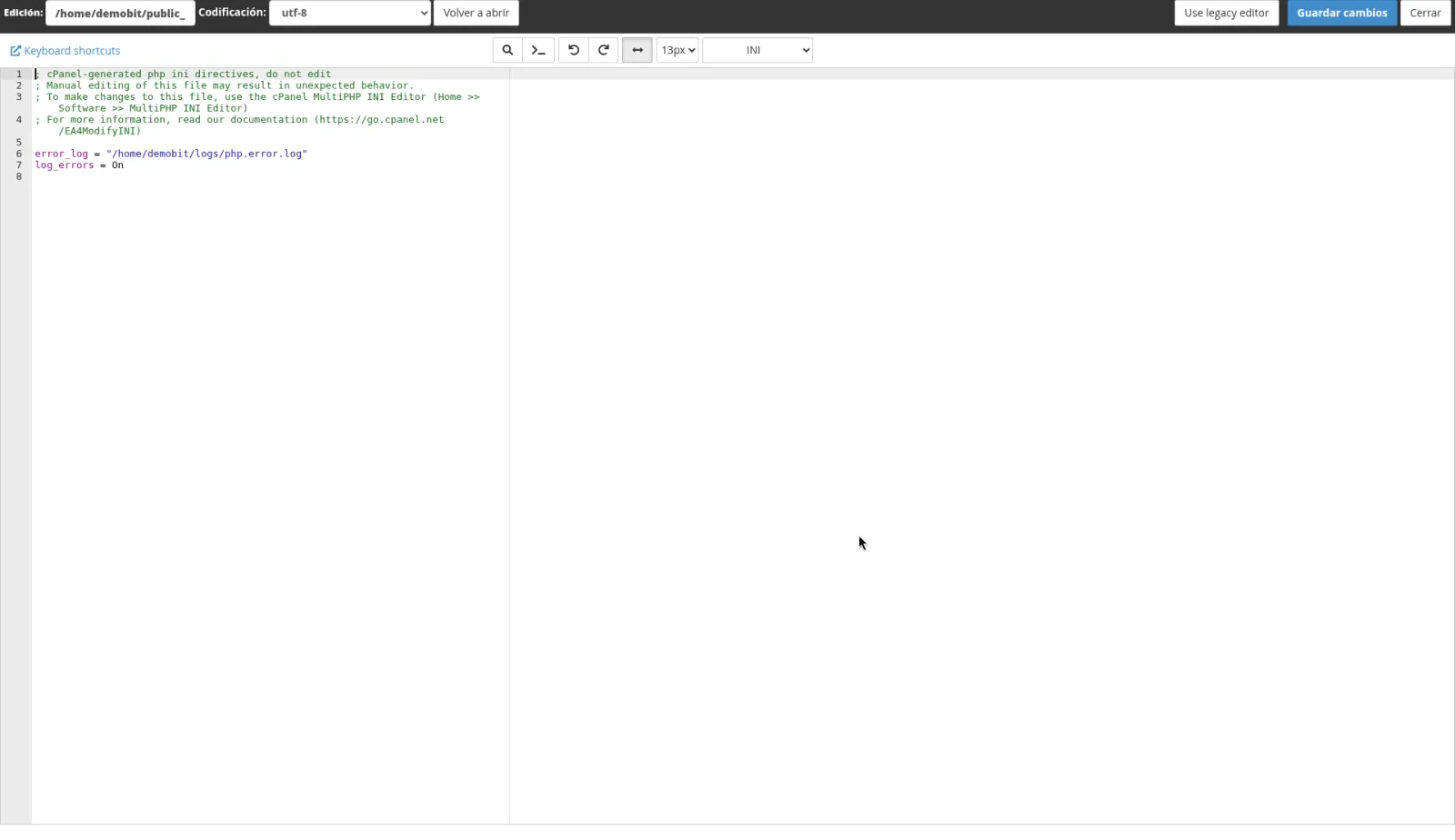 Editor del php.ini de la cuenta, con el aviso de no editarlo a mano y de usar el Editor INI de MultiPHP.