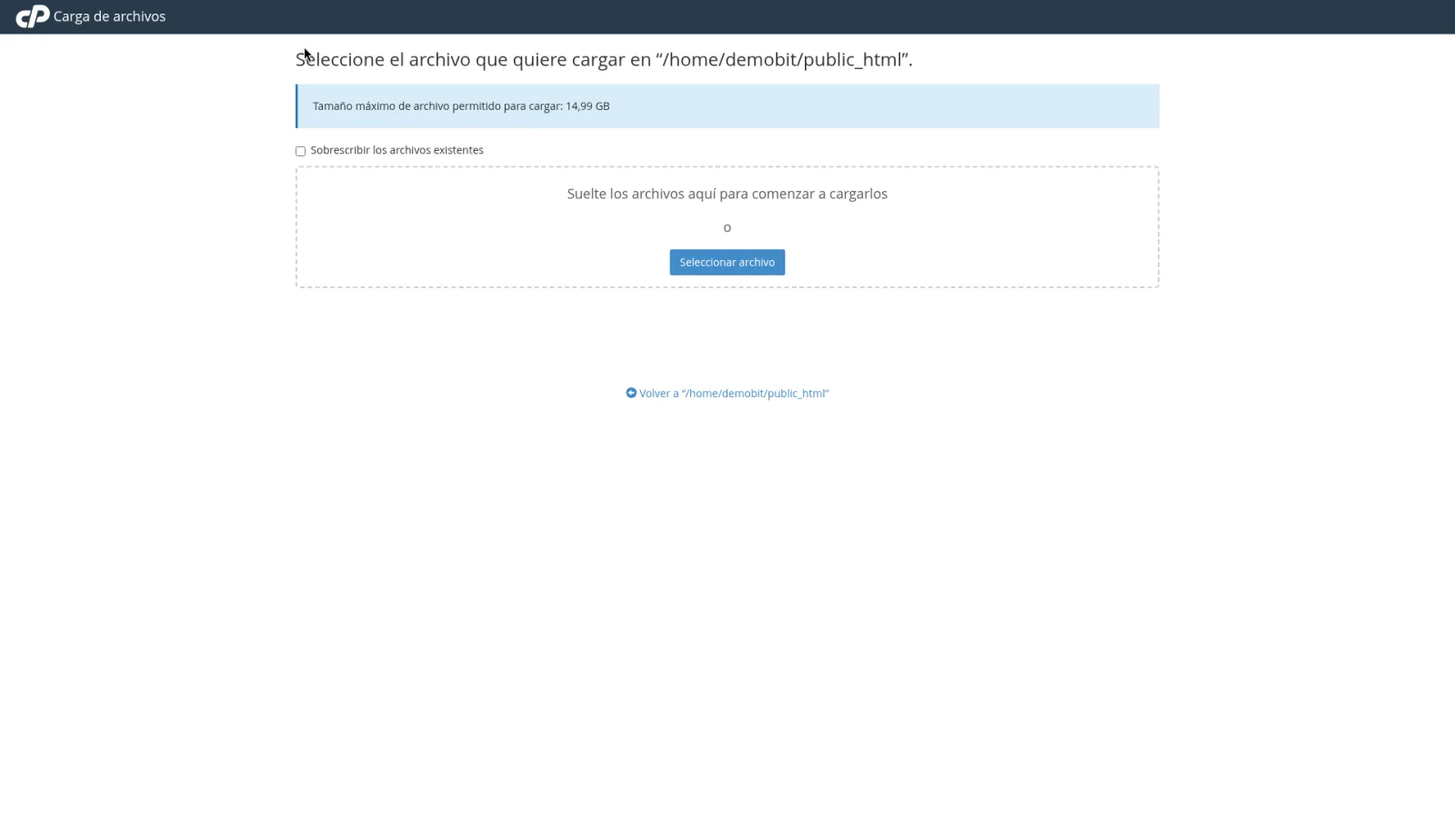 Página Carga de archivos hacia public_html, con Sobrescribir los archivos existentes y la zona para soltar archivos.