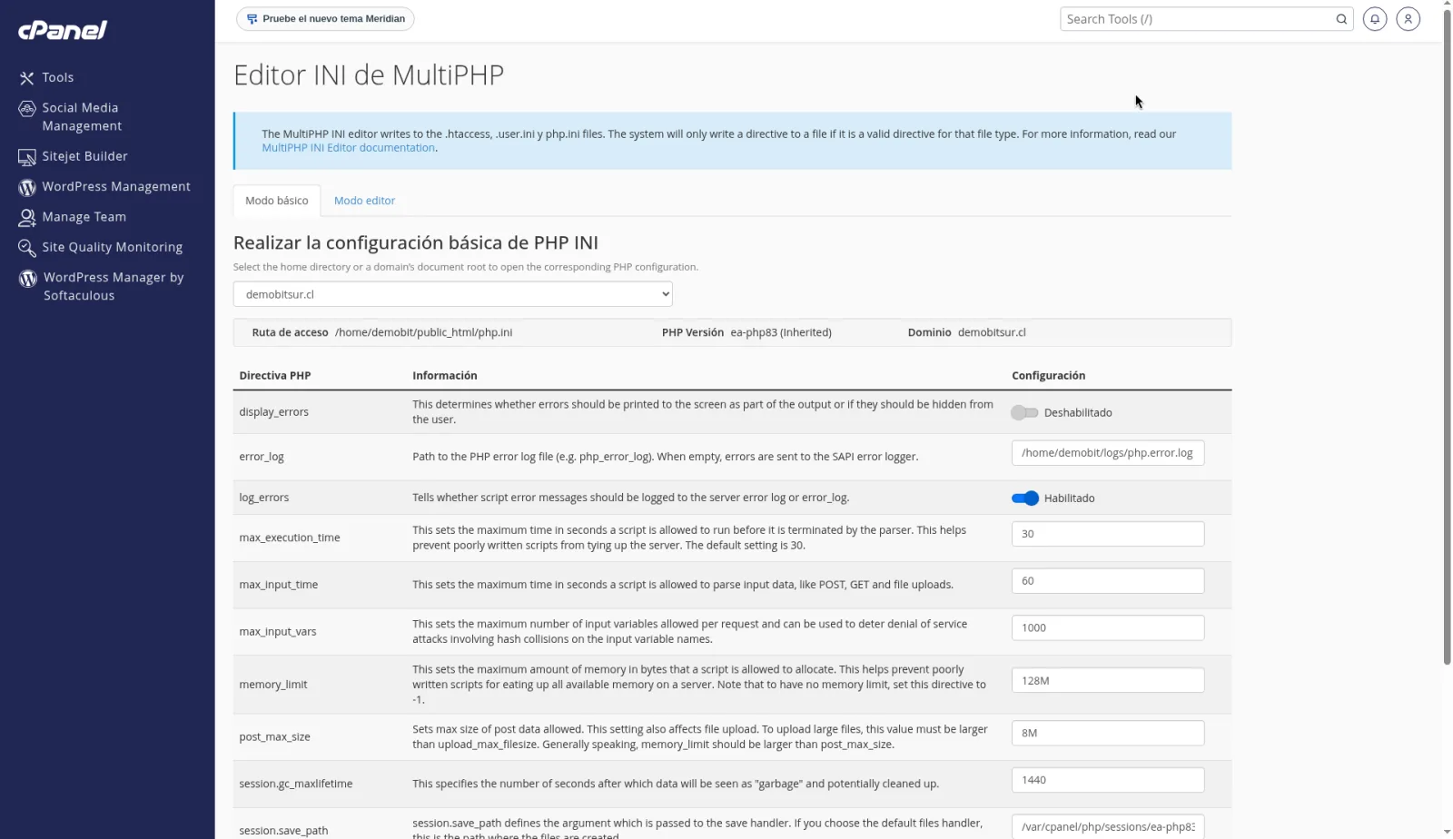 Editor INI de MultiPHP en Modo básico, con display_errors deshabilitado, max_execution_time 30, memory_limit 128M y el dominio de ejemplo.